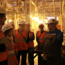Гюнтер Надольны проводит экскурсию по производственной площадке Русвинил
